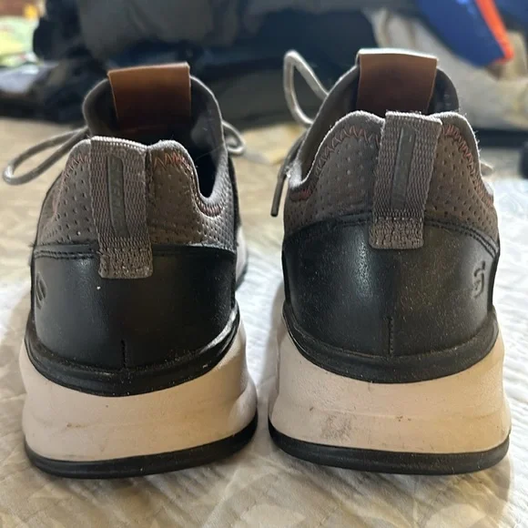 Skechers casual walking shoes men’s size 9.5. Canvas upper - Picture 3 of 6